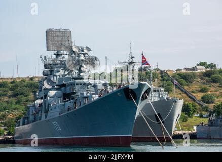 Sébastopol, Crimée - 26 juin 2015 : base navale de la flotte de la mer Noire. Navires de la flotte de la mer Noire dans le port de Sébastopol Banque D'Images