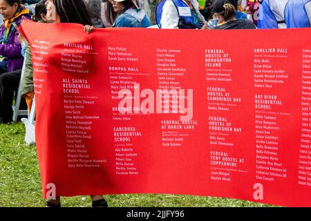 Parc Maskwa, Canada. 25th juillet 2022. Le nom de tous les enfants qui sont décédés ou qui ne sont pas revenus des pensionnats du Canada. Il y avait plus de 4000 enfants nommés. Le voyage du Pape François de guérison, de réconciliation et d'espoir. Son premier acte n'était pas de se réunir avec les fidèles pour la messe, mais plutôt de rassembler sa force pour faire ce premier arrêt, ce qui indique l'importance de la raison pour laquelle il est venu au Canada - rencontrer les Premières nations, les Métis et les Inuits sur leurs territoires traditionnels. Crédit : SOPA Images Limited/Alamy Live News Banque D'Images