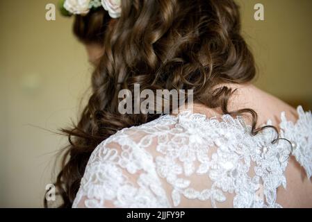 Une photo en gros plan d'une femme dans une robe de mariage de derrière Banque D'Images
