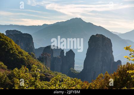 Meteora unique et d'énormes colonnes de roche s'élèvent précipitamment du sol, à côté des monts Pindos. Région occidentale de la Thessalie, Kalabaka, GRE Banque D'Images