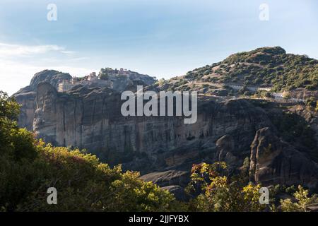 Le monastère grec miraculeux sur la formation rocheuse, Meteora, Grèce. Mystérieuse pendaison sur des monastères de rochers près de Kalabaka Banque D'Images