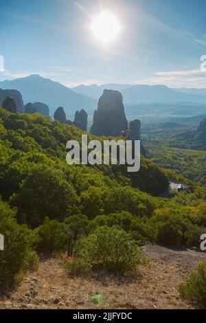 Le monastère miraculeux byzantin sur la formation rocheuse, Meteora, Grèce. Mystérieuse pendaison sur des monastères de rochers près de Kalabaka Banque D'Images