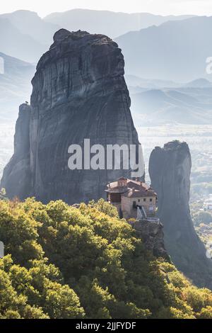 Le monastère miraculeux byzantin sur la formation rocheuse, Meteora, Grèce. Mystérieuse pendaison sur des monastères de rochers près de Kalabaka Banque D'Images