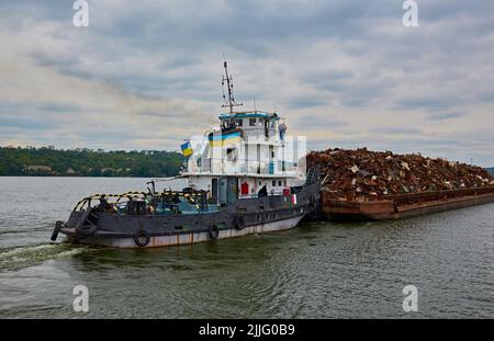 Industrie du transport. La barge transporte la ferraille et le sable avec du gravier Banque D'Images