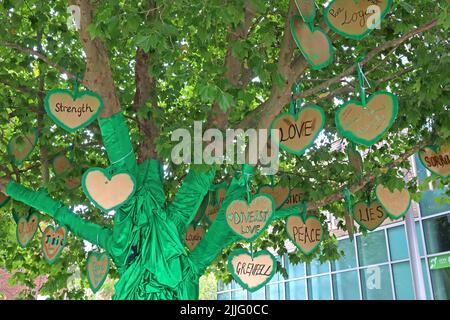 Grenfell Fire Memorial, Green Tree of Hearts and messages, Green for Grenfell, en dehors du centre de loisirs de North Kensington, Londres, Angleterre Banque D'Images