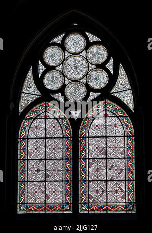 Paris, France - 15 juin 2019 : vitraux colorés dans la basilique Saint-Denis près de Paris, France Banque D'Images