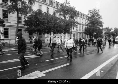 Différentes personnes - patinage à roulettes vieux et jeune à Paris (rive gauche près de la Gare Austerlitz) - événement organisé - grand groupe avec aide policière et médicale Banque D'Images