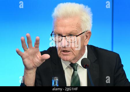 Stuttgart, Allemagne. 26th juillet 2022. Winfried Kretschmann (Bündnis 90/Die Grünen), ministre-président du Bade-Wurtemberg, s'adresse aux journalistes lors d'une conférence de presse du gouvernement au Parlement de l'État. Credit: Bernd Weißbrod/dpa/Alay Live News Banque D'Images