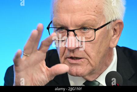 Stuttgart, Allemagne. 26th juillet 2022. Winfried Kretschmann (Bündnis 90/Die Grünen), ministre-président du Bade-Wurtemberg, s'adresse aux journalistes lors d'une conférence de presse du gouvernement au Parlement de l'État. Credit: Bernd Weißbrod/dpa/Alay Live News Banque D'Images