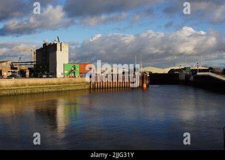 Les quais sur la rivière Haven (Witham) avec la nouvelle barrière anti-inondation. Dans le Lincolnshire de Boston Banque D'Images