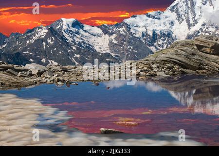 Vue sur le magnifique lac alpin pendant le coucher du soleil d'été dans Piémont Italie Banque D'Images