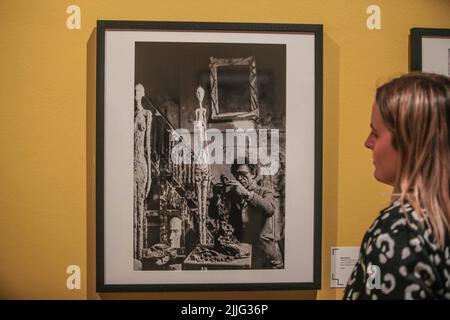 Warwickshire, Angleterre. 26.07.2022 Alberto Giacometti,Ain une série d'images révélatrices et caractéristiques, des artistes tels que Pablo Picasso, Andy Warhol, Frida Kahlo, Francis Bacon, ai Weiwei, Salvador Dali, Tracey Emin, Louise Bourgeois, Keith Haring, Henry Moore, Roy Lichtenstein et Yayoi Kusama peuvent tous être vus dans leurs environnements créatifs.jusqu'au 16 octobre. Paul Quezada-Neiman/Alay Live News Banque D'Images