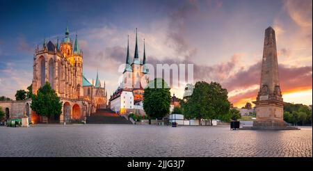 Erfurt, Allemagne. Image de paysage urbain du centre-ville d'Erfurt, en Allemagne, avec cathédrale d'Erfurt au coucher du soleil d'été. Banque D'Images