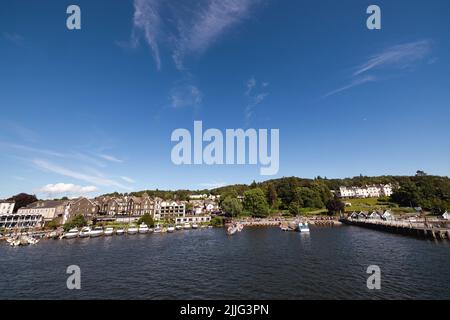 Ciel bleu soleil brillant Bowness Bay sur le lac Windermere le parc national site du patrimoine mondial Cumbria Nord-Ouest Angleterre Royaume-Uni Grande-Bretagne Banque D'Images