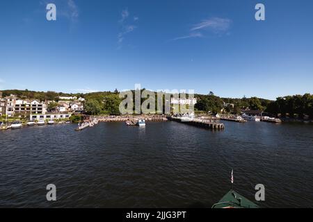 Ciel bleu soleil brillant Bowness Bay sur le lac Windermere le parc national site du patrimoine mondial Cumbria Nord-Ouest Angleterre Royaume-Uni Grande-Bretagne Banque D'Images