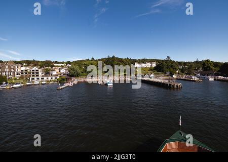 Ciel bleu soleil brillant Bowness Bay sur le lac Windermere le parc national site du patrimoine mondial Cumbria Nord-Ouest Angleterre Royaume-Uni Grande-Bretagne Banque D'Images