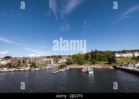 Ciel bleu soleil brillant Bowness Bay sur le lac Windermere le parc national site du patrimoine mondial Cumbria Nord-Ouest Angleterre Royaume-Uni Grande-Bretagne Banque D'Images