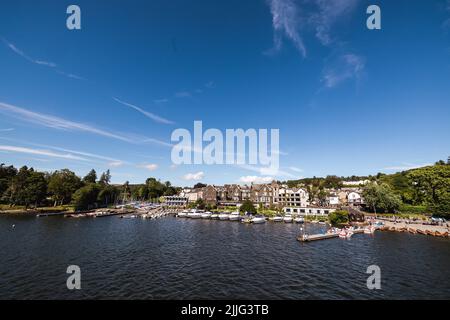 Ciel bleu soleil brillant Bowness Bay sur le lac Windermere le parc national site du patrimoine mondial Cumbria Nord-Ouest Angleterre Royaume-Uni Grande-Bretagne Banque D'Images