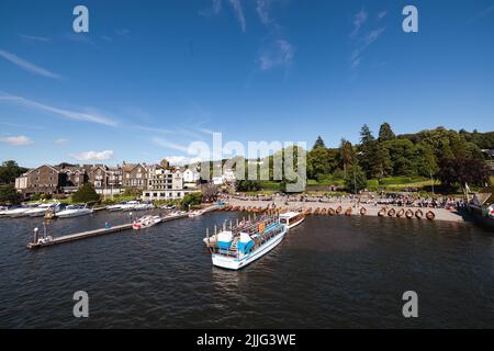 Ciel bleu soleil brillant Bowness Bay sur le lac Windermere le parc national site du patrimoine mondial Cumbria Nord-Ouest Angleterre Royaume-Uni Grande-Bretagne Banque D'Images