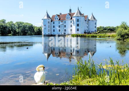 Vue sur le château de Glücksburg. Le cygne en premier plan rend le paysage romantique. Banque D'Images