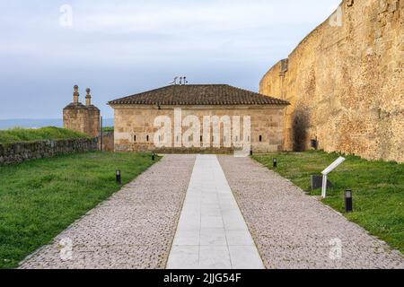 Murs de la fortification de la ville de Ciudad Rodrigo, Salamanque, Castilla y León, Espagne. Banque D'Images