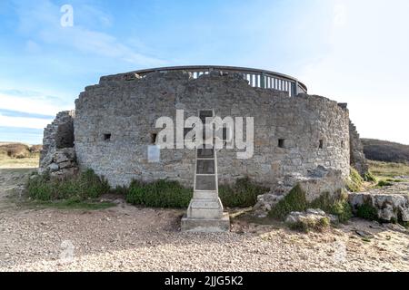 FRANCE - 6 SEPTEMBRE 2019 : il s'agit d'une ancienne croix celtique près des vestiges d'une ancienne tour médiévale sur la Pointe du raz. Banque D'Images