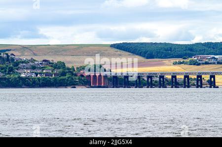 Dundee, Tayside, Écosse, Royaume-Uni. 26th juillet 2022. Météo au Royaume-Uni : nuages inégaux et averses éparses avec quelques épisodes ensoleillés dans le nord-est de l'Écosse, avec des températures atteignant 16°C. Depuis la promenade du bord de mer de Dundee, vue sur Newport-on-Tay et Wormit, deux petites villes du nord-est de Fife, en Écosse. Crédit : Dundee Photographics/Alamy Live News Banque D'Images