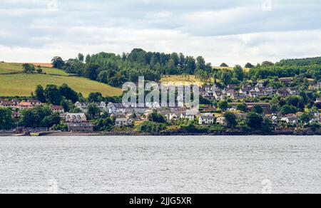 Dundee, Tayside, Écosse, Royaume-Uni. 26th juillet 2022. Météo au Royaume-Uni : nuages inégaux et averses éparses avec quelques épisodes ensoleillés dans le nord-est de l'Écosse, avec des températures atteignant 16°C. Depuis la promenade du bord de mer de Dundee, vue sur Newport-on-Tay et Wormit, deux petites villes du nord-est de Fife, en Écosse. Crédit : Dundee Photographics/Alamy Live News Banque D'Images