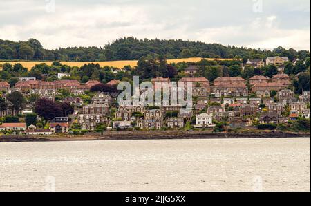 Dundee, Tayside, Écosse, Royaume-Uni. 26th juillet 2022. Météo au Royaume-Uni : nuages inégaux et averses éparses avec quelques épisodes ensoleillés dans le nord-est de l'Écosse, avec des températures atteignant 16°C. Depuis la promenade du bord de mer de Dundee, vue sur Newport-on-Tay et Wormit, deux petites villes du nord-est de Fife, en Écosse. Crédit : Dundee Photographics/Alamy Live News Banque D'Images