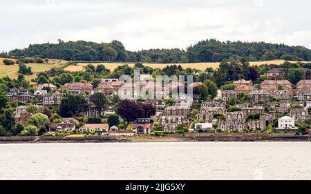 Dundee, Tayside, Écosse, Royaume-Uni. 26th juillet 2022. Météo au Royaume-Uni : nuages inégaux et averses éparses avec quelques épisodes ensoleillés dans le nord-est de l'Écosse, avec des températures atteignant 16°C. Depuis la promenade du bord de mer de Dundee, vue sur Newport-on-Tay et Wormit, deux petites villes du nord-est de Fife, en Écosse. Crédit : Dundee Photographics/Alamy Live News Banque D'Images