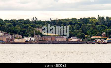 Dundee, Tayside, Écosse, Royaume-Uni. 26th juillet 2022. Météo au Royaume-Uni : nuages inégaux et averses éparses avec quelques épisodes ensoleillés dans le nord-est de l'Écosse, avec des températures atteignant 16°C. Depuis la promenade du bord de mer de Dundee, vue sur Newport-on-Tay et Wormit, deux petites villes du nord-est de Fife, en Écosse. Crédit : Dundee Photographics/Alamy Live News Banque D'Images