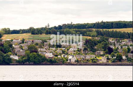 Dundee, Tayside, Écosse, Royaume-Uni. 26th juillet 2022. Météo au Royaume-Uni : nuages inégaux et averses éparses avec quelques épisodes ensoleillés dans le nord-est de l'Écosse, avec des températures atteignant 16°C. Depuis la promenade du bord de mer de Dundee, vue sur Newport-on-Tay et Wormit, deux petites villes du nord-est de Fife, en Écosse. Crédit : Dundee Photographics/Alamy Live News Banque D'Images