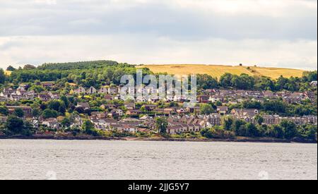 Dundee, Tayside, Écosse, Royaume-Uni. 26th juillet 2022. Météo au Royaume-Uni : nuages inégaux et averses éparses avec quelques épisodes ensoleillés dans le nord-est de l'Écosse, avec des températures atteignant 16°C. Depuis la promenade du bord de mer de Dundee, vue sur Newport-on-Tay et Wormit, deux petites villes du nord-est de Fife, en Écosse. Crédit : Dundee Photographics/Alamy Live News Banque D'Images