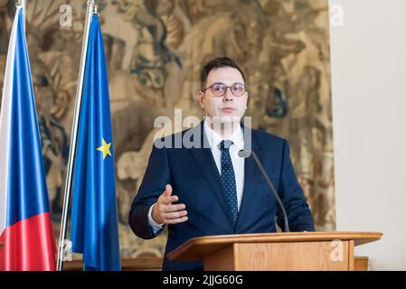 Prague, République tchèque. 26th juillet 2022. Le ministre tchèque des Affaires étrangères, Jan Lipavsky, a été vu lors d'une conférence de presse commune à Prague. La ministre allemande des Affaires étrangères, Annalena Baerbock, s'est rendue en République tchèque et a rencontré le ministre tchèque des Affaires étrangères, Jan Lipavsky. Les ministres ont discuté des relations entre l'Allemagne et la République tchèque, de la situation actuelle en Ukraine et des priorités de la présidence tchèque de l'Union européenne. Crédit : SOPA Images Limited/Alamy Live News Banque D'Images