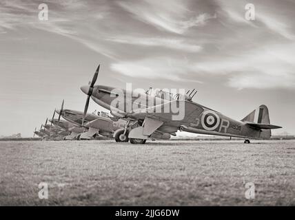 Boulton Paul, le défi Mark, est de l'Escadron no 264 RAF. Le provocateur était un intercepteur britannique conçu comme une « tourelle de chasse » qui a servi avec la Royal Air Force (RAF) pendant la Seconde Guerre mondiale Au combat, il s'est avéré efficace pour détruire les bombardiers, le rôle pour lequel il a été conçu, mais sans armement à l'avant, il était vulnérable aux combattants Messerschmitt BF 109 à siège unique de la Luftwaffe, cependant, il a trouvé plus de succès lorsqu'il a été converti en combattant de nuit. Banque D'Images