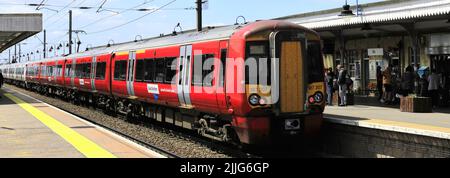 Great Northern train à la gare d'Ely, ville d'Ely, Cambridgeshire, Angleterre Banque D'Images