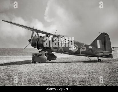 Un Lysander de Westland Mark II de l'escadron no 225 RAF, en cours d'entretien à Tilshead, Wiltshire. Notez la mitrailleuse Lewis Mark III sur son support Fairey dans le cockpit arrière. L'avion était un avion de coopération et de liaison de l'armée britannique utilisé immédiatement avant et pendant la Seconde Guerre mondiale. Après être devenu obsolète dans le rôle de coopération de l'armée, les performances de l'avion sur le court-terrain ont permis aux missions clandestines utilisant de petites pistes d'atterrissage improvisées derrière les lignes ennemies de placer ou de récupérer des agents, en particulier dans la France occupée. Banque D'Images