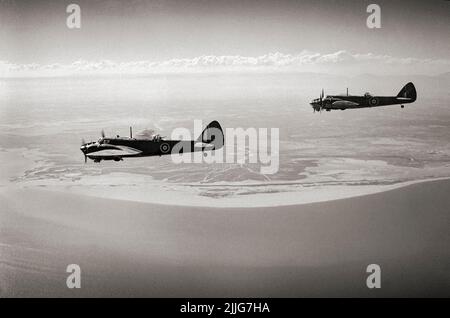 Bristol Blenheim Mark IV des escadrons nos 84 et 203 détachements de la RAF basés sur le terrain d'atterrissage H4 à Transjordan, en route pour attaquer l'aérodrome de Palmyra lors de la première sortie de la RAF contre des cibles françaises de Vichy en Syrie. Le Bristol Blenheim était un bombardier léger britannique conçu et construit par la Bristol Airplane Company et largement utilisé dans les deux premières années de la Seconde Guerre mondiale. Banque D'Images