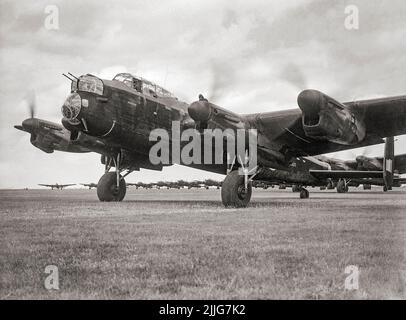 Avro Lancaster B Mark I, R5620 de l'escadron no 83 RAF, dirige la file d'attente d'avions qui attendent de se départir de Scampton, Lincolnshire, lors du raid 'Thousand-Bomber' à Brême, en Allemagne. Ce bombardier lourd britannique à quatre moteurs a été le seul avion perdu par l'escadron cette nuit-là. Banque D'Images