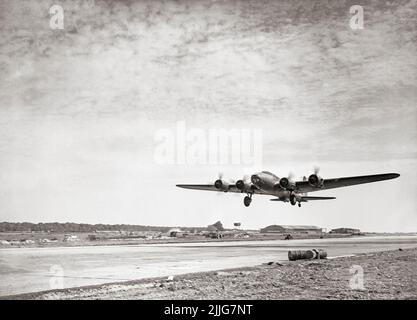 Un Boeing Fortress Mark I de l'escadron n° 90 RAF, prenant son départ de Polebrook, dans le Northamptonshire, pour attaquer le Battlecruiser allemand Gneisenau amarré à Brest, en France. Trois des forteresses de l'escadron accompagnaient la force d'attaque, bombardant le navire de 30 000 pieds dans le but d'attirer les combattants ennemis des autres bombardiers. Banque D'Images