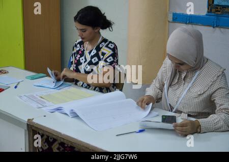 Tunis, Tunisie. 25th juillet 2022. Tunis, Tunisie. 25 juillet 2022. Les membres de la haute Autorité électorale indépendante de Tunisie comptent les votes pour le référendum constitutionnel dans un bureau de vote à Tunis. Le dépouillement des votes a commencé après la clôture du scrutin le lundi 25th juillet (Credit image: © Hasan mrad/IMAGESLIVE via ZUMA Press Wire) Banque D'Images