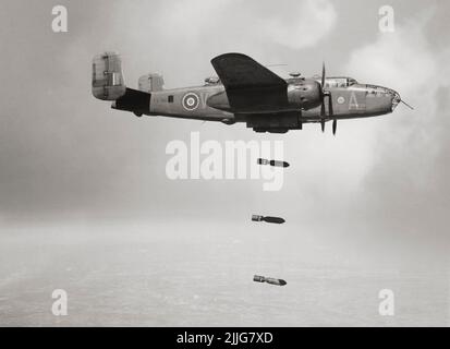 Un Mitchell Mark II de la RAF n° 98 de l'escadron, basé à Dunsfold, Surrey, déchargeant sa charge de bombe sur un site de lancement de bombe volante dans le nord de la France, au cours d'une opération 'Noball'. Le B-25 Mitchell nord-américain était un bombardier moyen introduit en 1941 et utilisé par de nombreuses forces aériennes alliées. Banque D'Images