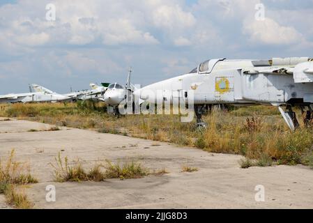 BILA TSERKVA, UKRAINE - AOÛT 25: Le point de vue sur les avions ukrainiens Sukhoi su-24 d'attaque supersonique tous temps sur 25 août 2021 à Bila T. Banque D'Images