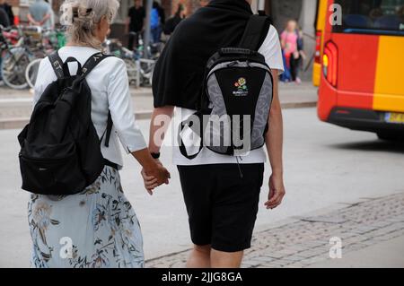 Copenhague /Danemark/26 juillet 2022/couple Senior tenant main au Cpital danois Copenhague Danemark. (Photo..Francis Joseph Dean/Dean Pictures. Banque D'Images