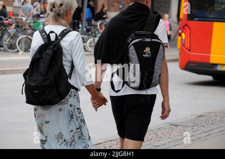 Copenhague /Danemark/26 juillet 2022/couple Senior tenant main au Cpital danois Copenhague Danemark. (Photo..Francis Joseph Dean/Dean Pictures. Banque D'Images