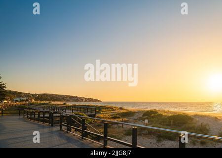 Nouvelle esplanade en dehors de Glenelg à Seacliff promenade côtière au coucher du soleil, Australie méridionale Banque D'Images