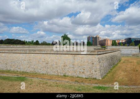 Vue sur les douves et les remparts de la Citadelle de Pampelune, à Pampelune, dans la Communauté Chartered de Navarre, en Espagne, en une journée d'été Banque D'Images