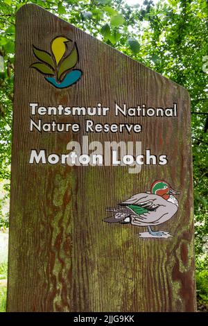 Un panneau pour Morton Lochs à la réserve naturelle nationale de Tentsmuir à Fife, en Écosse. Banque D'Images