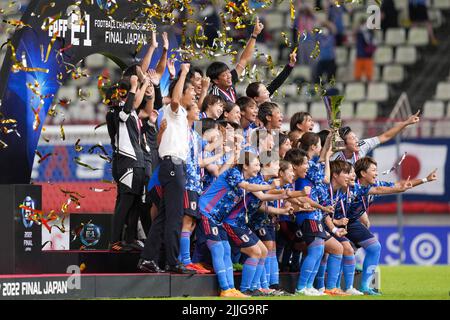 Kashima, Japon. 26th juillet 2022. Team Japan pose pour des photos lors de la cérémonie de remise des prix pour l'équipe féminine du championnat de football E-1 EAFF (Fédération de football de l'Asie de l'est) 2022 au stade de football de Kashima, dans la ville de Kashima, dans la préfecture d'Ibaraki, au Japon, au 26 juillet 2022. Credit: Zhang Xiaoyu/Xinhua/Alay Live News Banque D'Images