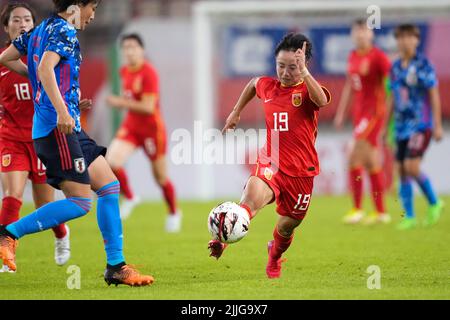 Kashima, Japon. 26th juillet 2022. Zhang Linyan (R), de Chine, participe à un 1 match de football féminin EAFF (Fédération de football de l'Asie de l'est) 2022 contre le Japon au stade de football de Kashima, dans la ville de Kashima, dans la préfecture d'Ibaraki, au Japon, au 26 juillet 2022. Credit: Zhang Xiaoyu/Xinhua/Alay Live News Banque D'Images